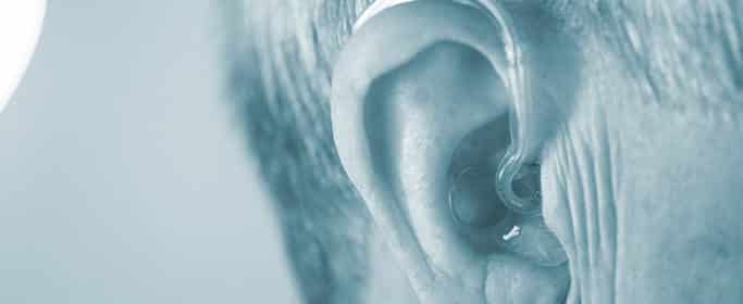 Hörgeräte mit Sensoren machen das Zuhören leichter