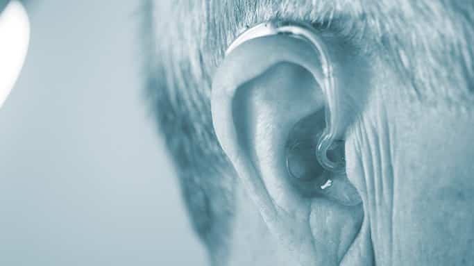 Hörgeräte mit Sensoren machen das Zuhören leichter