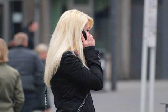 Blonde Frau mit Telefon (Archiv), via