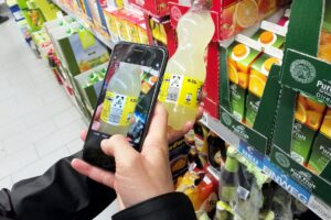 Kunde mit Smartphone im Supermarkt (Archiv), via 
