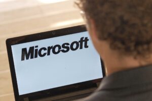 Microsoft-Logo auf einem Computer (Archiv)