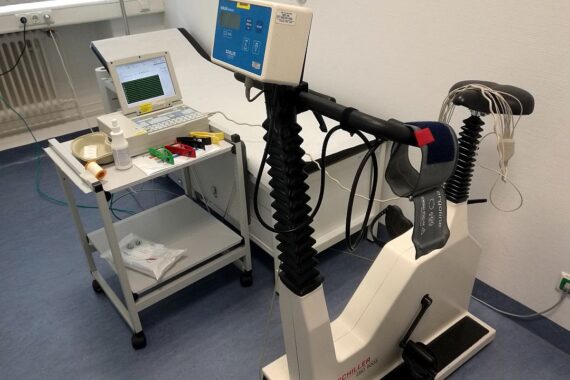 Fahrradergometer für Belastungs-EKG (Archiv)